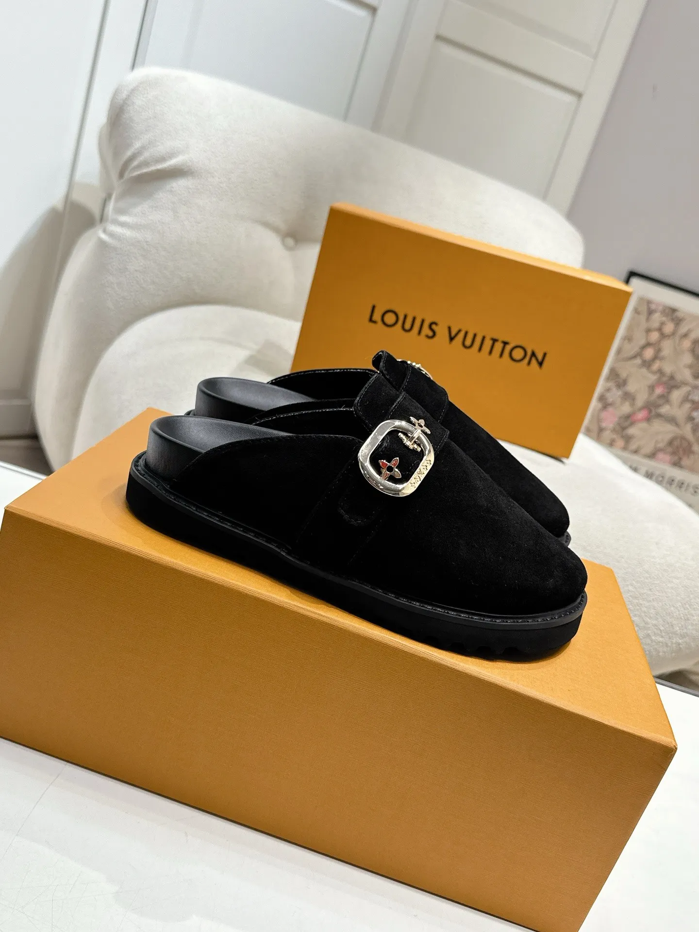 👟👟Ex-factory price 520👟👟 /lv new Baotou half-drag winterbreak comfert flat slippers lv letter and monogram floral embellished leather surface, with sheepskin lining, suitable for indoor and outdoor wear. The water table is made of high-density foam material, which is light and comfortable. The sole has a certain thickness and the heightening effect is also good! Boutique size:35-46